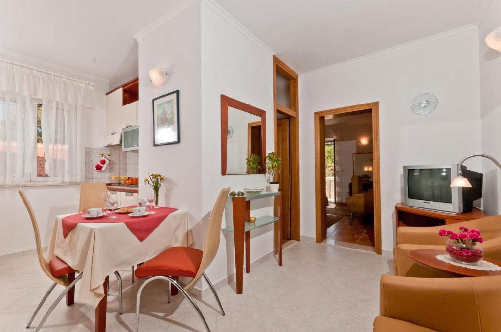 Apartments Barba Petra Dvori Sumartin Quarto foto