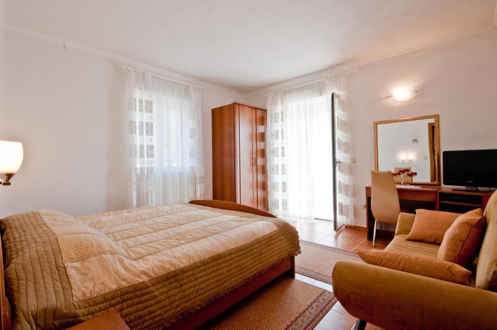 Apartments Barba Petra Dvori Sumartin Quarto foto